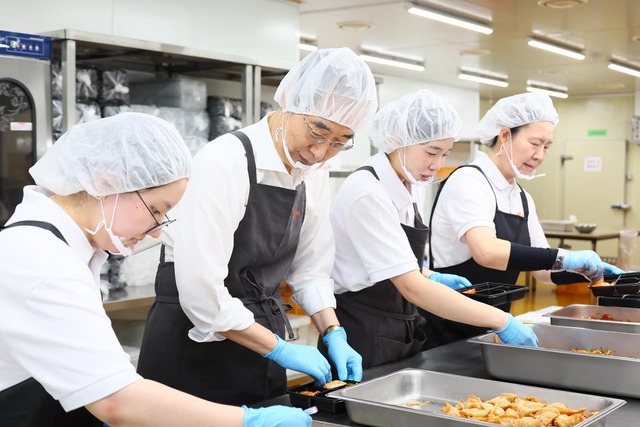 한덕수 국무총리는 8일 사회적기업 행복도시락을 찾아 도시락 제작 과정을 지켜보고 직접 배달에 참여했다. /한 총리 페이스북 갈무리