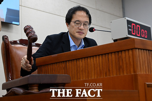 박주민 국회 보건복지위원장이 8일 오후 서울 여의도 국회에서 열린 보건복지위원회 전체회의에서 소위원회 구성의 건 가결을 알리고 있다. /국회=남윤호 기자