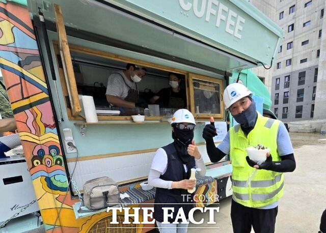 계룡건설이 근로자 온열질환 예방을 위해 간식차를 통해 시원한 음료와 간단한 간식을 제공하고 있다. /계룡건설