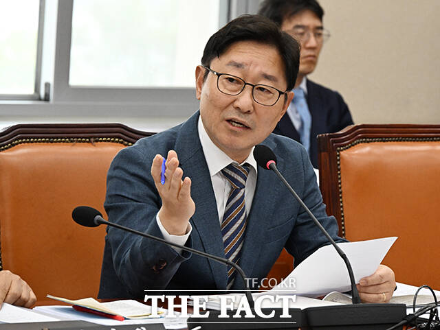 빌의하는 박범계 더불어민주당 의원.