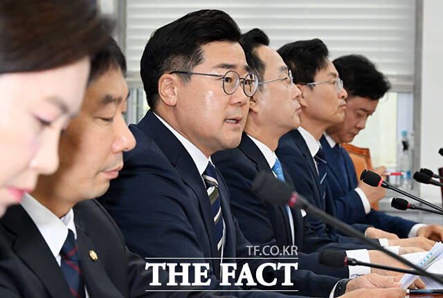 박찬대 더불어민주당 원내대표 겸 당대표 직무대행이 8일 오전 서울 여의도 국회에서 열린 취임 100일 기자간담회에 참석해 모두발언을 하고 있다. /배정한 기자