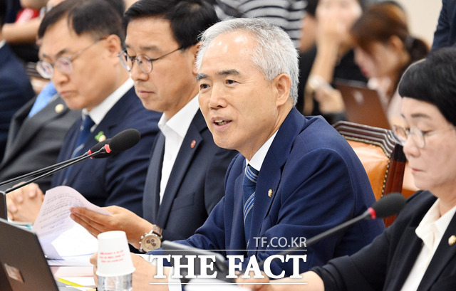 검찰이 수사를 무마해 주겠다며 거액의 변호사 수임료를 받았다는 의혹이 제기된 양부남 더불어민주당 의원을 불러 조사했다. /양부남 의원실 제공