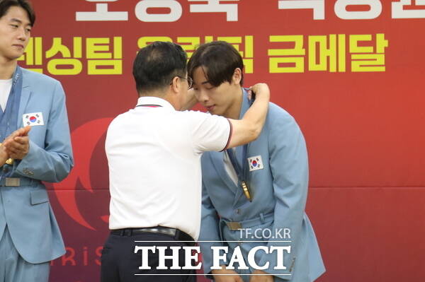 이장우 대전시장이 박상원(대전시청)에게 파리올림픽에서 획득한 금메달을 직접 목에 걸어주고 있다. / 정예준 기자