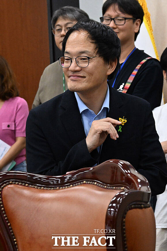 미소짓는 박주민 보건복지위원장.