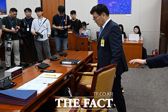청문회를 앞둔 유상임 후보자가 자리에 앉고 있다.