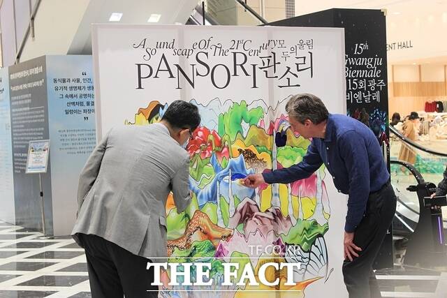 박양우 광주비엔날레 대표(사진 왼쪽)와 니콜라 부리오 예술감독(사진 오른쪽)이 큰 화폭의 EIP 그림 색칠 디자인에 직접 붓을 들어 색칠하고 있다/ 광주 = 나윤상 기자