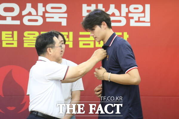 이장우 대전시장이 오상욱(대전시청)에게 대전 0시 축제 기념 티셔츠를 입혀주고 있는 모습. / 정예준 기자