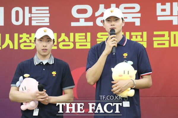 오상욱과 박상원이 8일 대전시청에서 열린 환영식에서 취재진의 질문을 받고 답변을 하고 있다. / 정예준 기자