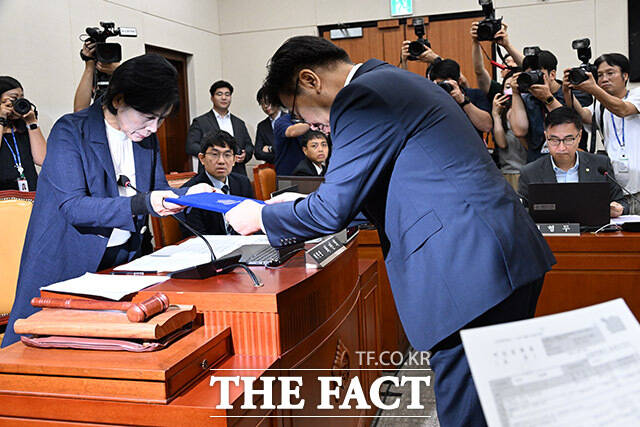 최민희 위원장에게 선서문을 제출하는 유상임 장관 후보자.