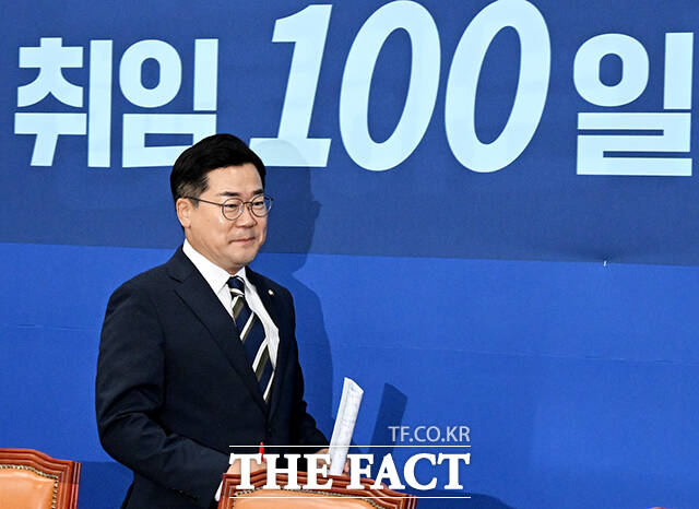박찬대 더불어민주당 원내대표 겸 당대표 직무대행이 8일 오전 서울 여의도 국회에서 열린 취임 100일 기자간담회에 참석해 모두발언을 하고 있다. /배정한 기자