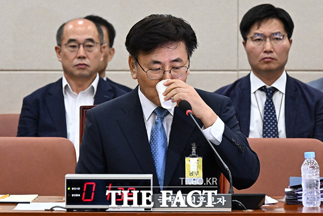 물 마시는 유상임 후보자.
