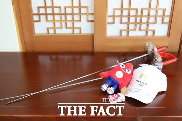 오상욱·박상원이 파리올림픽 경기에 사용한 사브르와 파리올림픽 굿즈. / 정예준 기자