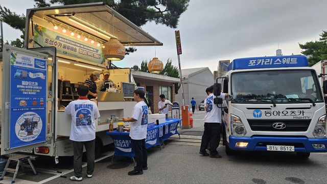 동아오츠카가 커피트럭으로 직원들에게 샌드위치, 음료, 쿠키 등을 제공하고 있다. /동아오츠카