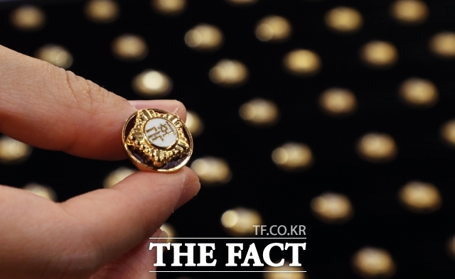 국회의원과 지방의회의원은 평소에도 후원회를 설치해 원활한 정치 활동을 위한 후원금 모집이 가능하다. 배지가 없는 원외 정치인들은 정치자금법에 따라 후원회를 만들 수 없다. 최근 지구당 부활이 대안으로 언급되고 있지만 옥상옥이라는 지적이 나온다. /배정한 기자