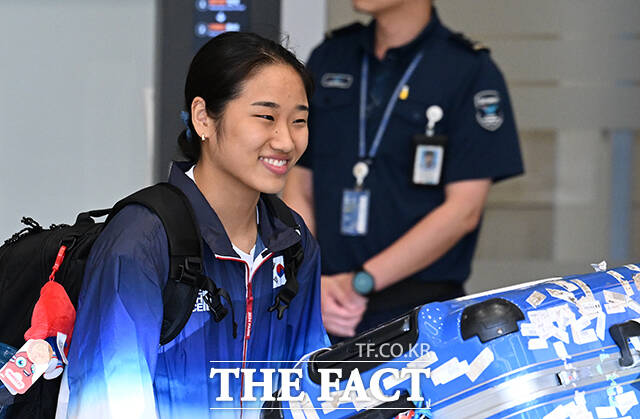 2024 파리 올림픽 대회를 마친 대한민국 배드민턴 국가대표 안세영 선수가 7일 오전 인천국제공항을 통해 귀국하고 있다. /박헌우 기자