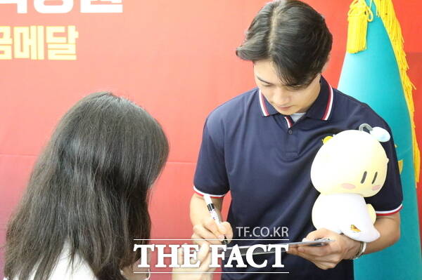 오상욱(대전시청)이 한 팬에게 직접 사인을 해주고 있는 모습. / 정예준 기자