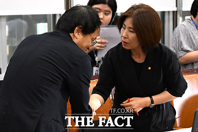 박주민 위원장이 회의 종료 후 여당 간사인 김미애 국민의힘 의원(오른쪽)을 찾아 인사를 나누고 있다.