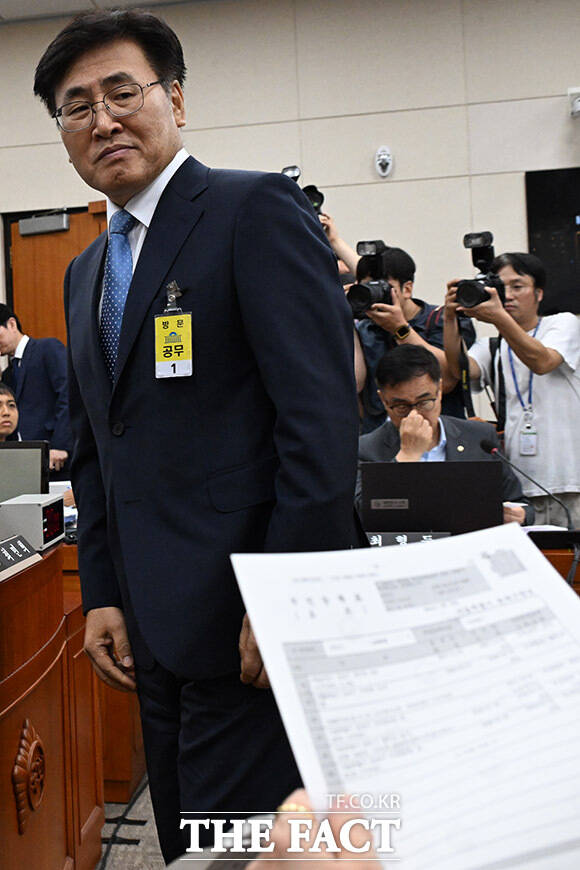 유상임 과학기술정보통신부 장관 후보자가 8일 오전 서울 여의도 국회 과학기술정보방송통신위원회에서 열린 인사청문회에 출석해 선서문을 제출한 후 자리로 향하고 있다. 오른쪽은 김현 더불어민주당 의원이 유 후보자가 제출한 자료를 보는 모습. /국회=남윤호 기자