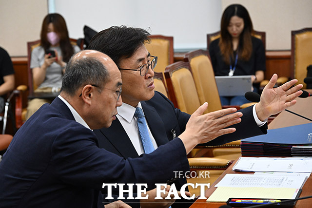 청문회를 앞두고 관계자와 준비하는 유 후보자.