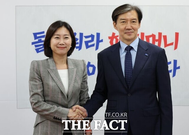 조국 조국혁신당 대표(오른쪽)가 8일 개혁신당 당대표실에서 허은아 개혁신당 대표를 만나 악수를 나누고 있다. /뉴시스