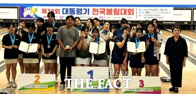 배재대 여자볼링부 선수들(가운데)이 지난 7일 막을 내린 ‘제39회 대통령기 전국볼링대회’에서 5인조전 금메달을 목에 걸고 있다. 배재대 여자볼링부는 이번 대회에서 종합우승을 차지했다. /배재대