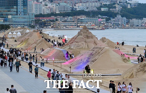 폭염으로 바닷물이 뜨거워지면서 한반도 해역으로 독성 해파리가 유입되고 있다. 부산 해운대 해수욕장 모습. /해운대구청