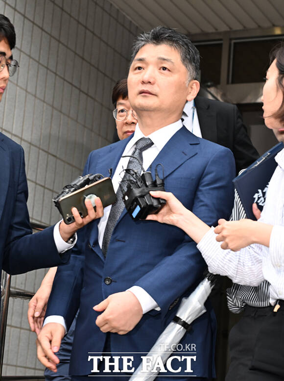 검찰이 SM엔터테인먼트 시세조종에 가담한 혐의를 받는 김범수 카카오 경영쇄신위원장을 구속 상태로 재판에 넘겼다. 김위원장이 지난달 22일 오후 서울 양천구 서울남부지법에서 구속 전 피의자 심문(영장실질심사)을 마친 뒤 법정을 나서고 있다./이새롬 기자