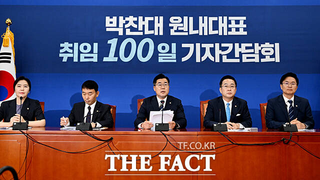 박찬대 더불어민주당 원내대표 겸 당대표 직무대행(가운데)이 8일 오전 서울 여의도 국회에서 열린 취임 100일 기자간담회에 참석해 모두발언을 하고 있다. /배정한 기자
