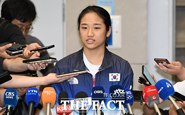 2024 파리 올림픽 대회를 마친 대한민국 배드민턴 국가대표 안세영 선수가 7일 오전 인천국제공항을 통해 귀국해 입장을 밝히고 있다. /박헌우 기자