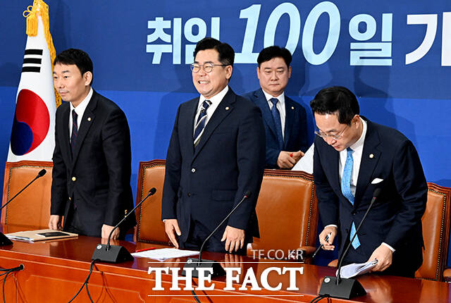 박찬대 더불어민주당 원내대표 겸 당대표 직무대행이 8일 오전 서울 여의도 국회에서 열린 취임 100일 기자간담회에 참석해 모두발언을 하고 있다. /배정한 기자