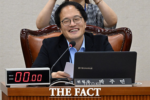 여야 마찰없는 평화에 미소짓는 박주민 위원장.