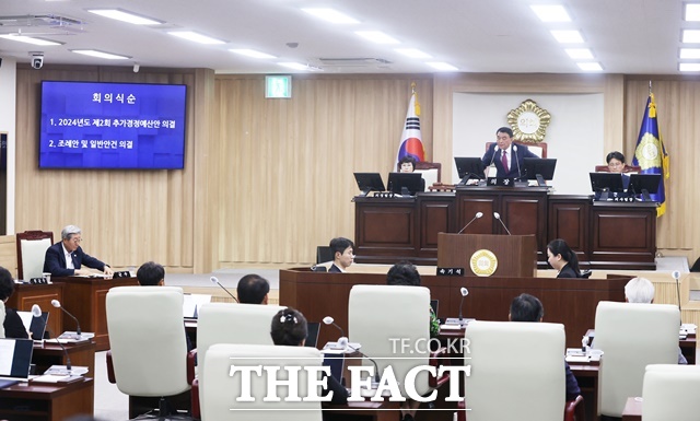 의령군의회가 제288회 임시회 2차 본회의를 열고 의령군의 2024년 제2회 추가경정예산안을 원안 가결했다./의령군