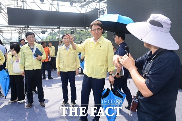 차석호 진주시부시장 주재로 망경동 남강 둔치에서 진행되는 ‘2024 진주 M2페스티벌’ 축제 행사장 합동 안전점검을 하고 있다./진주시