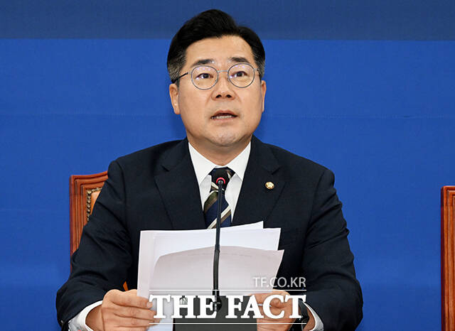 박찬대 더불어민주당 원내대표 겸 당대표 직무대행이 8일 오전 서울 여의도 국회에서 열린 취임 100일 기자간담회에 참석해 모두발언을 하고 있다. /배정한 기자