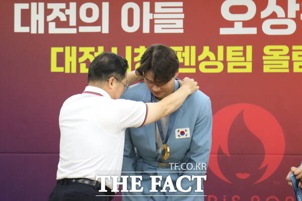이장우 대전시장이 오상욱(대전시청)에게 파리올림픽에서 획득한 금메달을 직접 목에 걸어주고 있다. / 정예준 기자