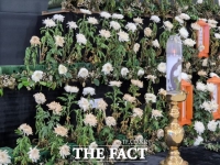  시든 채 방치된 경기도청사 내 아리셀 화재 희생자 분향소 조화