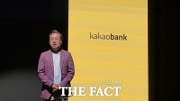  최대 실적 쓴 윤호영號 카카오뱅크…'대주주 리스크' 돌파구 찾나