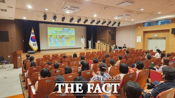 천안 관내 학교(유치원) 어린이통학버스 운전자 및 동승보호자 등 50여 명이 어린이통학버스 안전교육을 받고 있다. /천안교육지원청