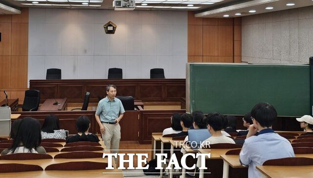 충남대 법률센터가 지역사회 고등학생들을 대상으로 법진로 탐색을 위한 ‘고교 로스쿨’을 진행하고 있다. /충남대