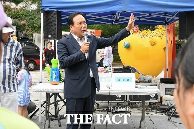 이권재 오산시장이 공동주택 공동체 활성화 지원사업인 힐스 송크란 페스티벌에서 인사말을 하고 있다. /오산시