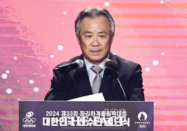 2024 파리 올림픽 배드민턴 여자 단식에서 금메달을 딴 뒤 대한배드민턴협회를 향해 작심 발언을 한 안세영과 관련해 이기흥 대한체육회장이 처음으로 입장을 밝혔다. /박헌우 기자