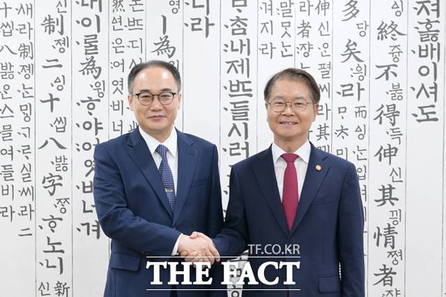 이원석 검찰총장은 9일 대검찰청을 방문한 이정식 고용노동부 장관에게 노동사건에 대한 긴밀한 협력에 감사를 표시했다./대검찰청