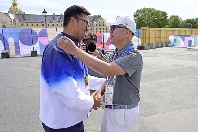 정의선 현대자동차그룹 회장(대한양궁협회 회장)이 4일(현지시간) 프랑스 파리 레쟁발리드에서 열린 2024 파리올림픽 양궁 남자 개인전 결승전에서 승리해 금메달을 차지한 김우진을 축하하고 있다. /대한양궁협회