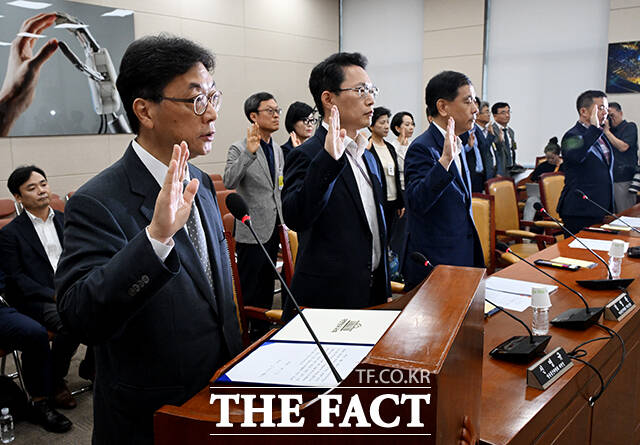 조성은 방송통신위원회 사무처장(왼쪽)이 9일 오전 서울 여의도 국회에서 열린 과학기술정보방송통신위원회 전체회의 불법적 방송문화진흥회 이사 선임 등 방송장악 관련 1차 청문회에 참석해 선서를 하고 있다. /국회=배정한 기자