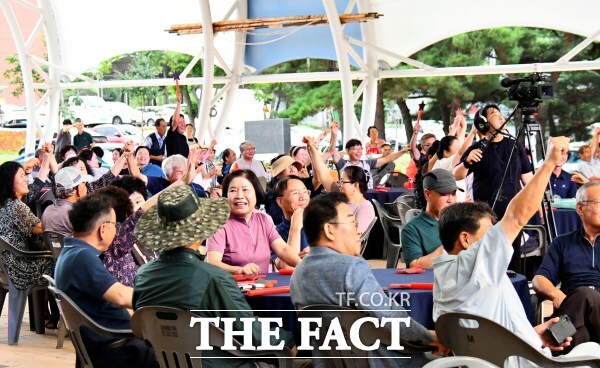 8일 장수 의암공원 야외무대에서 열린 2024 장수군민 모두가 함께하는 귀농귀촌인 한마음대회에 참가한 군민들이 환호하고 있다. /장수군