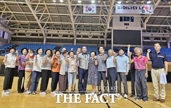 류흥성 남원시체육회장(가운데)이 제61회 전북도민체육대회 참가 선수들의 선전을 기원하고 있다. /남원시체육회