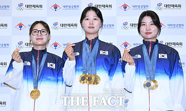 2024 파리 올림픽을 마친 대한민국 양궁 국가대표팀 전훈영과 임시현, 남수현(왼쪽부터) 선수가 6일 오전 인천국제공항을 통해 귀국해 기념촬영을 하고 있다. /인천국제공항=박헌우 기자