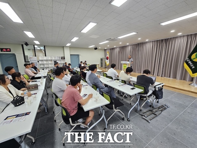 완주전주 통합 반대 완주군민대책위원회(위원장 송병주·이하 통합반대대책위)는 9일 오후 6시 삼봉지구 새마을회관에서 주민 현안 간담회를 열었다. /이경선 기자