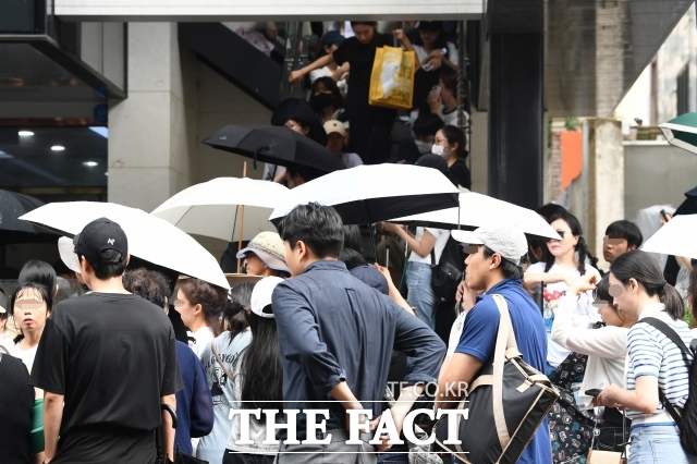 티메프 사태(티몬·위메프 대금 지연 사태)로 피해를 입은 소비자들이 지난달 26일 서울 강남구 티몬 사옥 앞에서 환불을 요구하고 있다. /서예원 기자