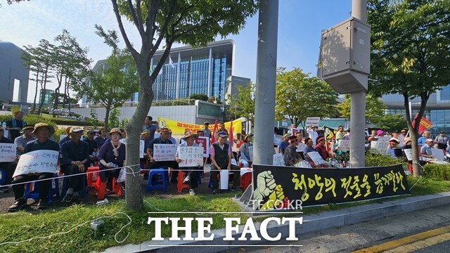 12일 충남도청 북문 앞에서 지천댐 반대 집회가 열리고 있다. /이정석 기자